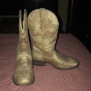 WOMENS FAUX LEATHER SQUARE TOE BOOT WITH GLITTER UNDERLAYS